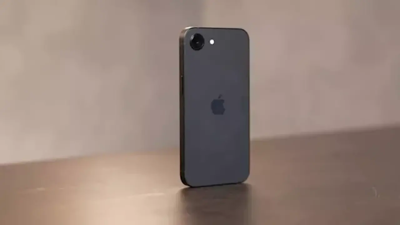 تسريبات تكشف مواصفات وسعر هاتف iPhone 17e الجديد من شركة أبل
